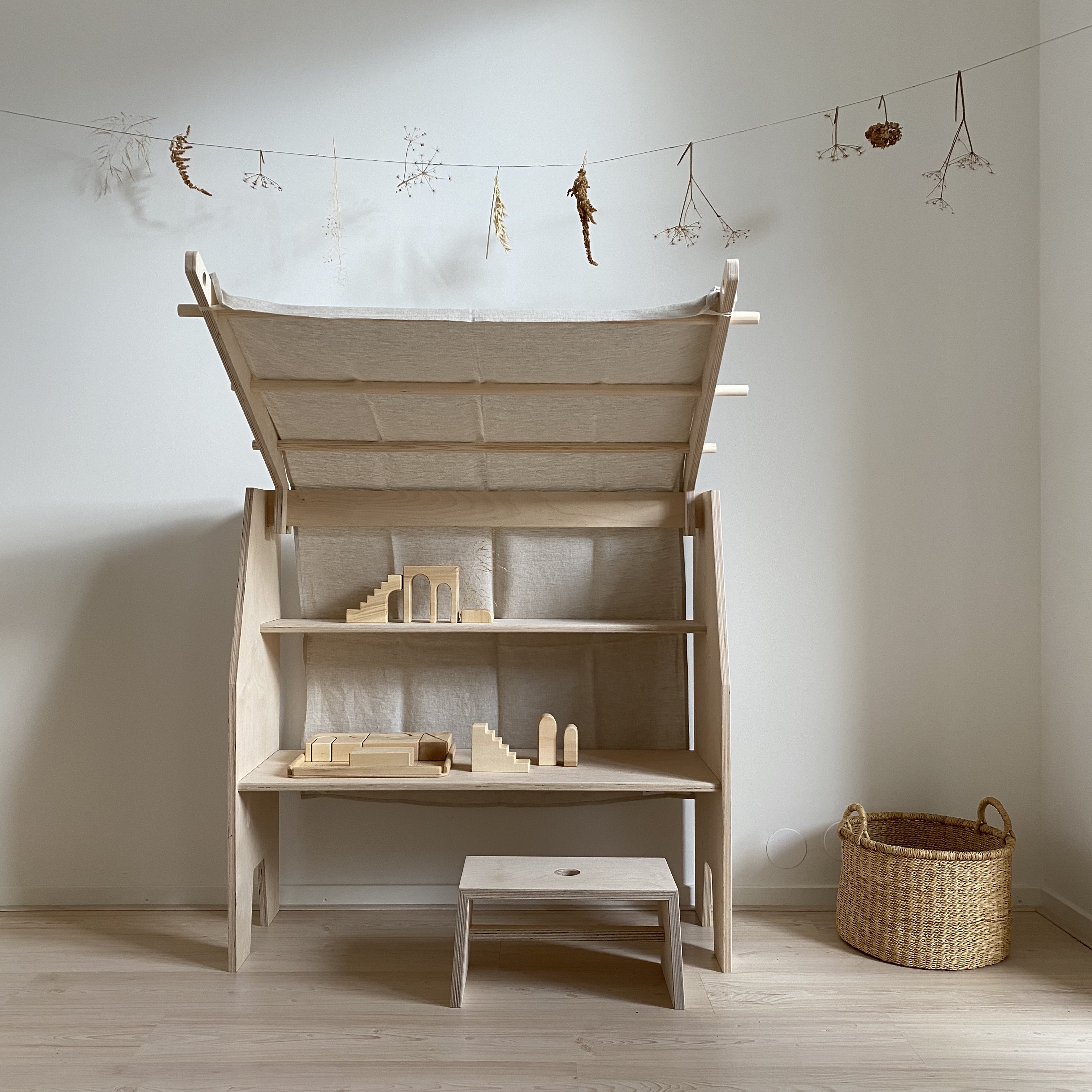 SHIZU playstand with roof and linen