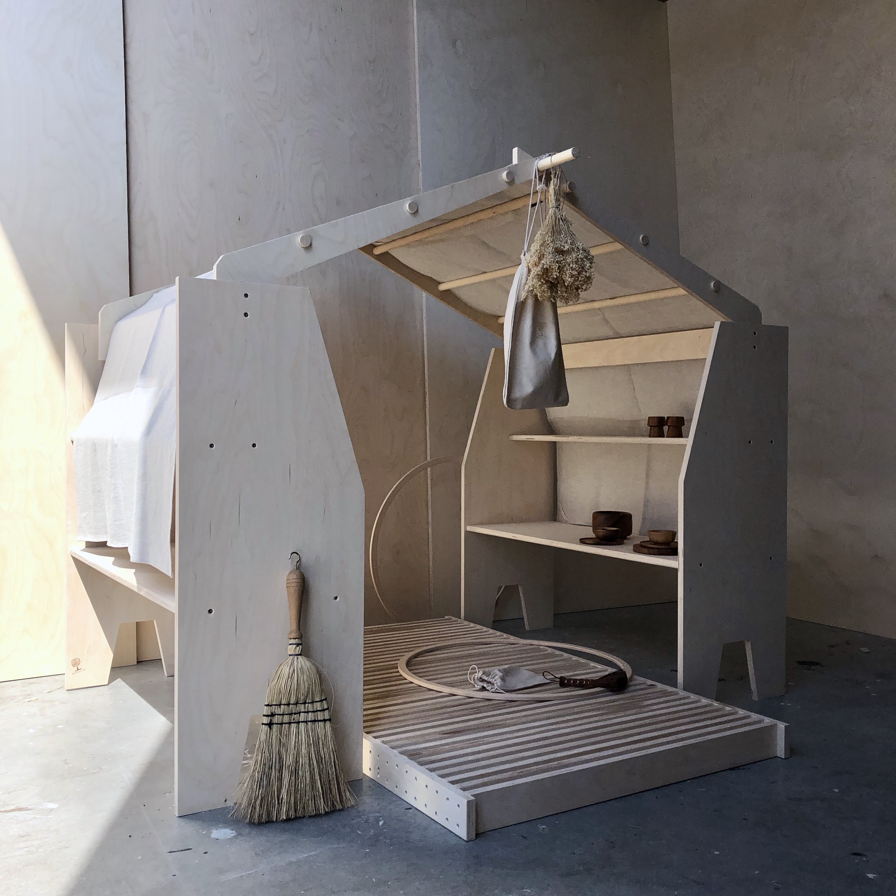 SHIZU playstand with roof and linen
